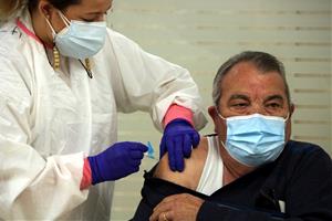 Imatge d'un home vacunant-se de la grip a Can Comamala de Sant Vicenç dels Horts el 21 d'octubre de 2020. ACN