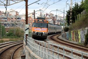 Imatge d'un tren de Rodalies des de la cabina d'un altre comboi de l'R2, el 27 d'abril del 2021. ACN