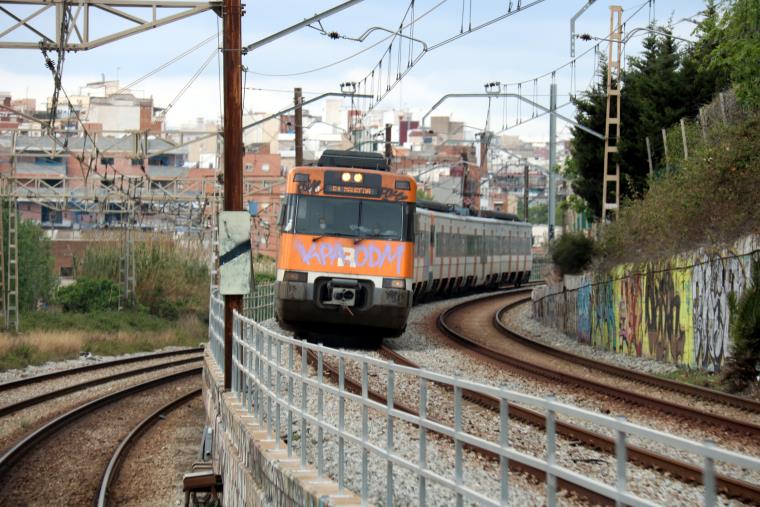 Imatge d'un tren de Rodalies des de la cabina d'un altre comboi de l'R2, el 27 d'abril del 2021. ACN