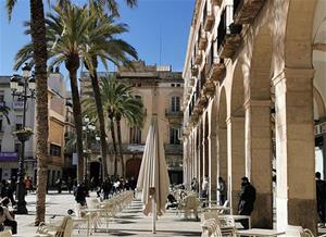 Imatge d'una de les terrasses de la plaça de la Vila de Vilanova i la Geltrú, aquest diumenge. Eix