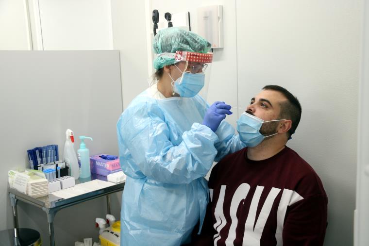 Imatge d'una infermera fent un test d'antigen al mòdul del CAP Amadeu Torner de l'Hospitalet el 3 de març de 2021. ACN