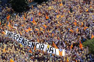 Imatge d'una pancarta on s'hi pot llegir 'Independència ja'. ACN / López M.