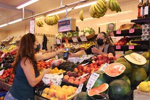 Imatge d'una parada de fruita i verdura al Mercat del Centre de Vilanova i la Geltrú. Mercat del Centre