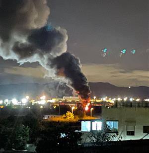 Incendi en una planta de reciclatge del polígon Masia Barreres de Vilanova. EIX