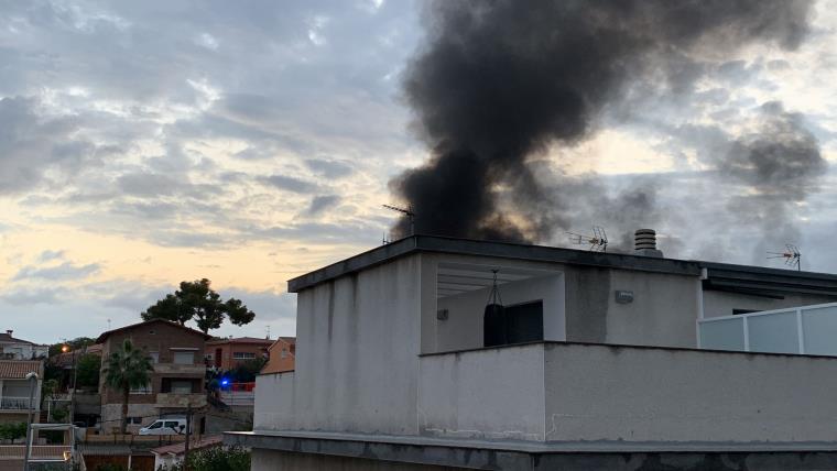 Incendi sense ferits en un habitatge de Cubelles . Ajuntament de Cubelles