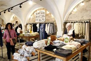 Interior d'una antiga adoberia d'Igualada on s'hi ha instal·lat una marca de moda. 9 de maig de 2018. ACN