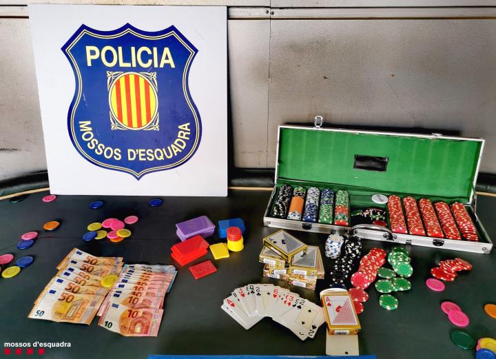 Intervenen 6.000 euros en una partida il·legal de pòquer a Segur de Calafell. Mossos d'Esquadra