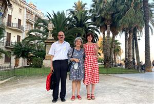 Irene Vallejo amb Pere Martí i la seva esposa a Sitges. Eix