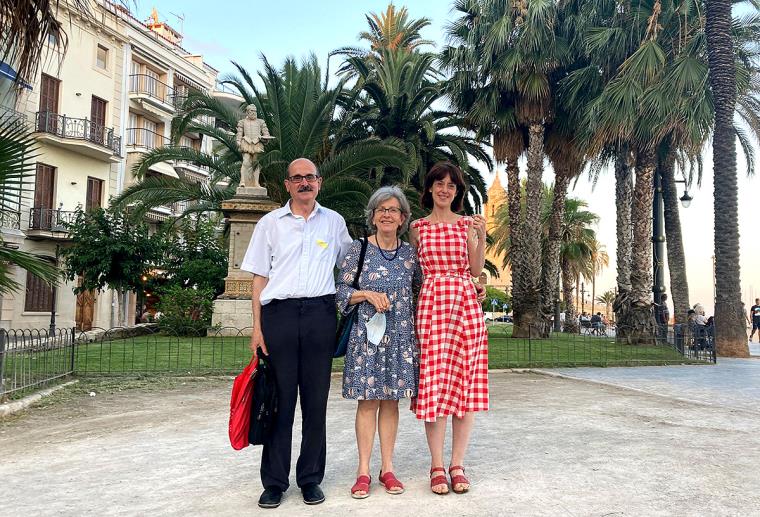 Irene Vallejo amb Pere Martí i la seva esposa a Sitges. Eix