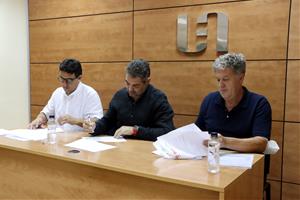 Joan Domènech (al mig), Josep Maria Romero (esquerra) i Francesc Rica (dreta) signen el manifest a favor de la reactivació econòmica de l'Anoia. ACN