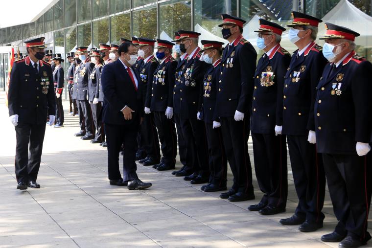 Joan Ignasi Elena saludant els comandaments dels Mossos d'Esquadra acompanyat del major Josep Lluís Trapero. ACN / Laura Fíguls