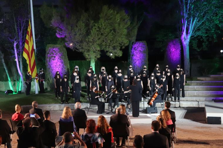 Josefina Castellví i Arcadi Oliveres, guardonats amb la Medalla d'Or de la Generalitat en un acte al Vendrell. ACN