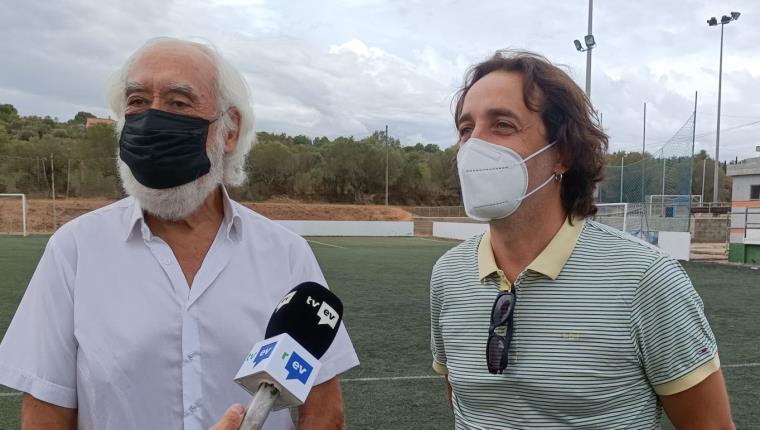 Josep Maldonado, president de la Penya Barcelonista de Coma-ruga, i el regidor de Clubs i Entitats esportives, Rubén Gràcia. Eix