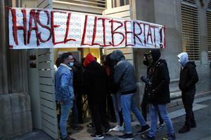 Joves al Rectorat de la UdL per defensar Pablo Hasél i evitar la seva detenció per empresonar-lo. ACN / Oriol Bosch