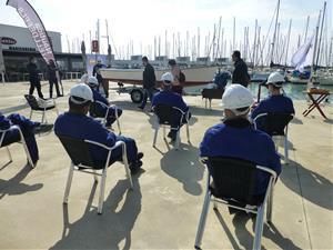 Joves participants al Programa Singulars de Sitges restauren dos vaixells . Ajuntament de Sitges