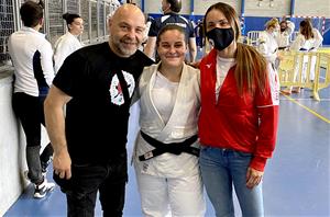 Judit Casañas amb els seus entrenadors. Eix