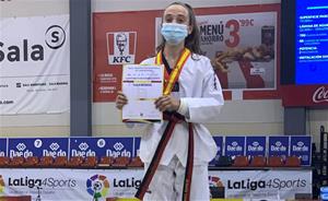 Judith Córdoba alçant-se amb la medalla d'or per a Catalunya. Eix