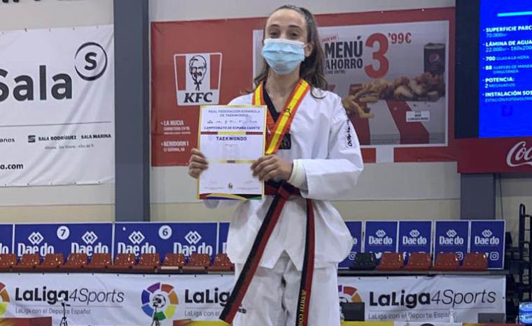 Judith Córdoba alçant-se amb la medalla d'or per a Catalunya. Eix