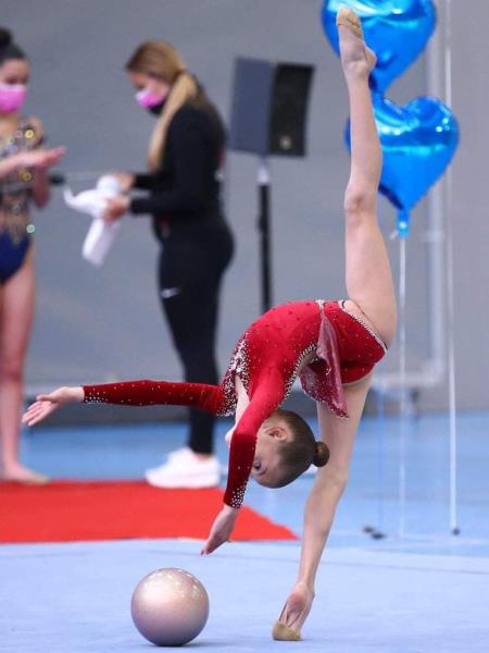 Júlia Bóveda en un exercici de la competició. Eix