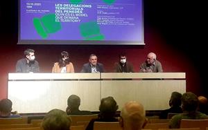 Kenneth Martínez, Olga Arnau, Pere Regull, Marc Castells i el moderador Jordi Cuyàs. Eix