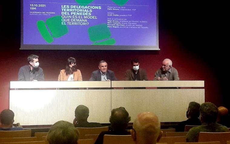 Kenneth Martínez, Olga Arnau, Pere Regull, Marc Castells i el moderador Jordi Cuyàs. Eix