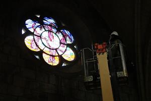 La basílica de Vilafranca estrena un vitrall dedicat a la vinya en un dels finestrals buits des de la Guerra Civil. ACN