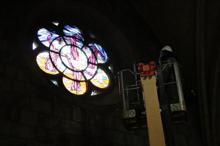 La basílica de Vilafranca estrena un vitrall dedicat a la vinya en un dels finestrals buits des de la Guerra Civil. ACN