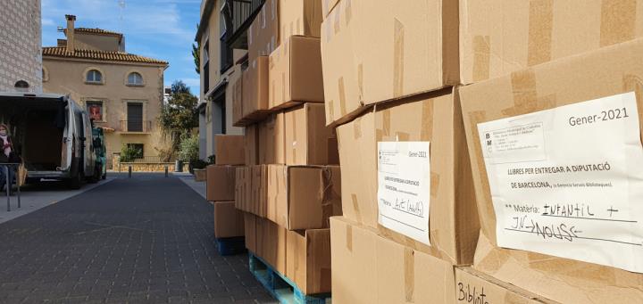 La biblioteca Joan Avinyó trasllada prop de 3.000 llibres a la Diputació per a la seva catalogació. Ajuntament de Cubelles