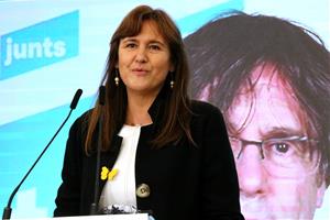 La candidata de JxCat, Laura Borràs, amb el president del partit, Carles Puigdemont, en connexió des de Waterloo, durant la nit electorald el 14-F. AC