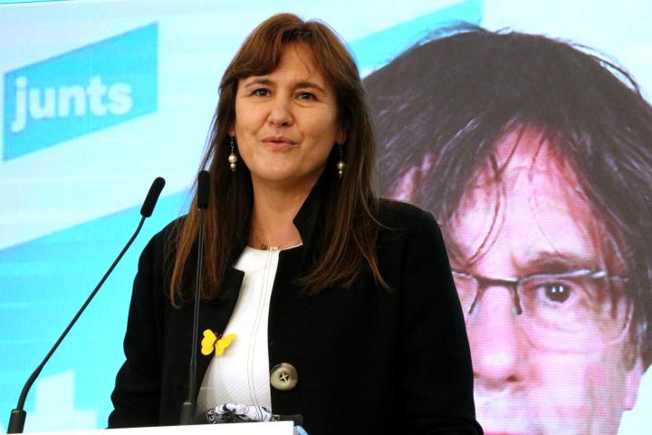La candidata de JxCat, Laura Borràs, amb el president del partit, Carles Puigdemont, en connexió des de Waterloo, durant la nit electorald el 14-F. AC