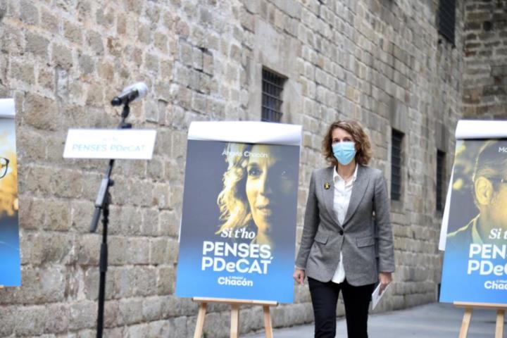 La candidata del PDeCAT, Àngels Chacón, ensenya el cartell de la campanya del 14-F, el 7 de gener de 2021. PDeCAT