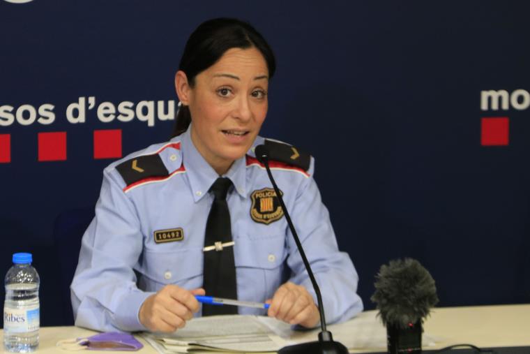 La cap de la Unitat Central d'Atenció i Seguiment de la Víctima dels Mossos, la caporala Andrea Garcia, en una roda de premsa. ACN