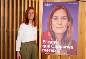 La cap de llista d'En Comú Podem, Jéssica Albiach, amb el cartell de campanya al 14-F. En Comú Podem