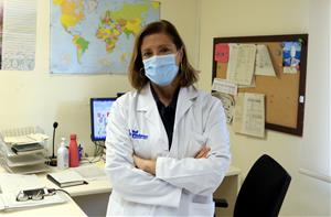La cap de Medicina Preventiva i Epidemiologia de Vall d'Hebron, la doctora Magda Campins, al seu despatx. ACN