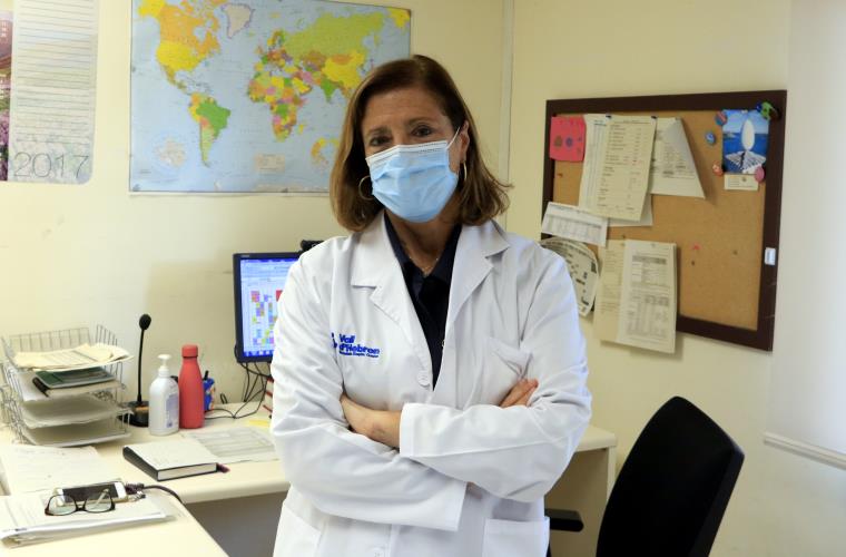 La cap de Medicina Preventiva i Epidemiologia de Vall d'Hebron, la doctora Magda Campins, al seu despatx. ACN