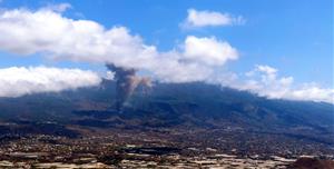 La columna de fum del volcà en erupció a l'illa de La Palma. ACN
