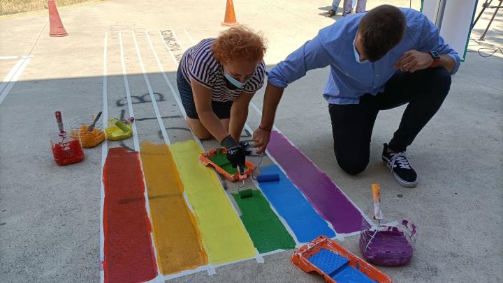 La comunitat educativa i l'Ajuntament del Vendrell pinten la bandera LGTBI sobre les amenaces. Ajuntament del Vendrell