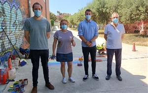 La comunitat educativa i l'Ajuntament del Vendrell pinten la bandera LGTBI sobre les amenaces