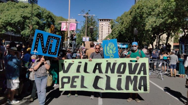 La Coordinadora d’Entitats pel Clima Garraf participa a la manifestació contra l'ampliació de l'aeroport del Prat. EIX