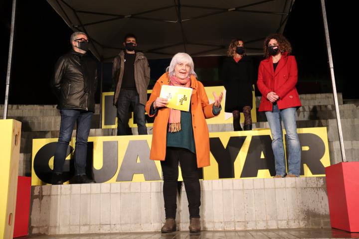 La CUP Dolors Sabater a l'acte de final de campanya celebrat a Badalona, acompanyada dels també candidats Carles Riera, Pau Juvillà, Laia Estrada. ACN