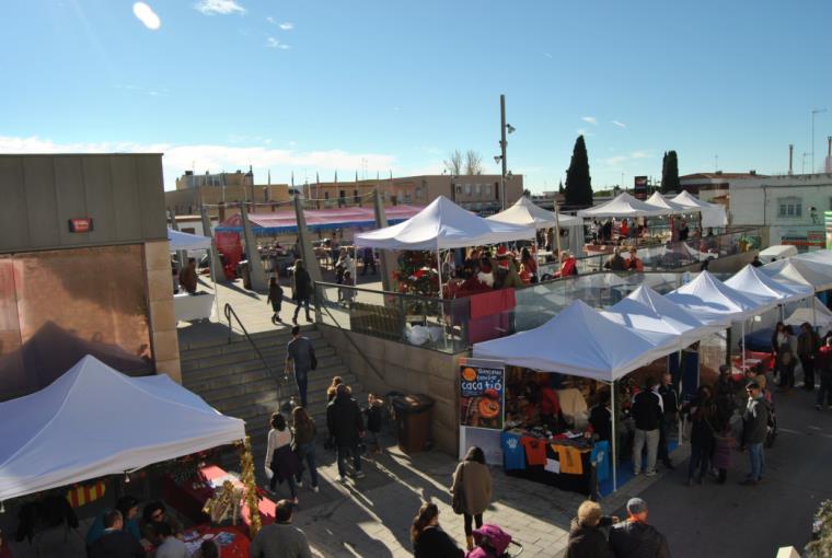 La Fira de Nadal de Cubelles recupera les desfilades de moda amb botigues i models locals. Ajuntament de Cubelles