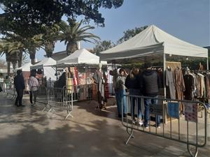 La Fira-Mercat d’Artesania i Regals del passeig obre la temporada d’estiu a Sitges. Ajuntament de Sitges