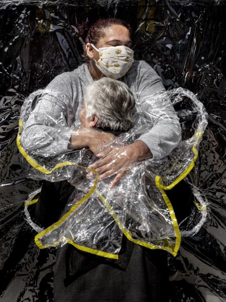 La fotografia 'The First Embrace', de Mads Nissen, premi World Press Photo de l'any 2021. ACN