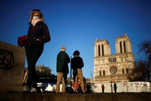 La gent amb mascaretes davant la catedral de Notre-Dame de Paris durant la pandèmia del coronavirus (COVID-19), França, el 15 d’abril de 2020. REUTERS