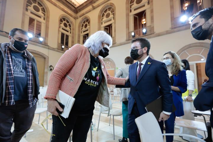 La líder de la CUP al Parlament, Dolors Sabater, saluda el candidat a la investidura per ERC, Pere Aragonès. ACN / Job Vermeulen