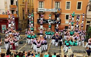 La plaça de les Cols de Tarragona vibra amb un retorn atípic i emotiu dels castells per Sant Magí. ACN