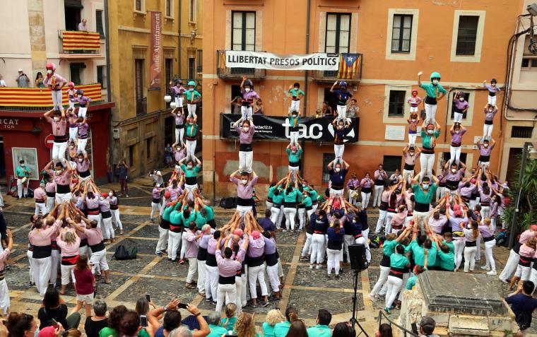 La plaça de les Cols de Tarragona vibra amb un retorn atípic i emotiu dels castells per Sant Magí. ACN