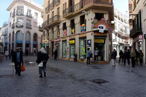 La Plaça del Cap de la Vila de Sitges amb façanes guarnides aquest dissabte 13 de febrer de 2021. ACN