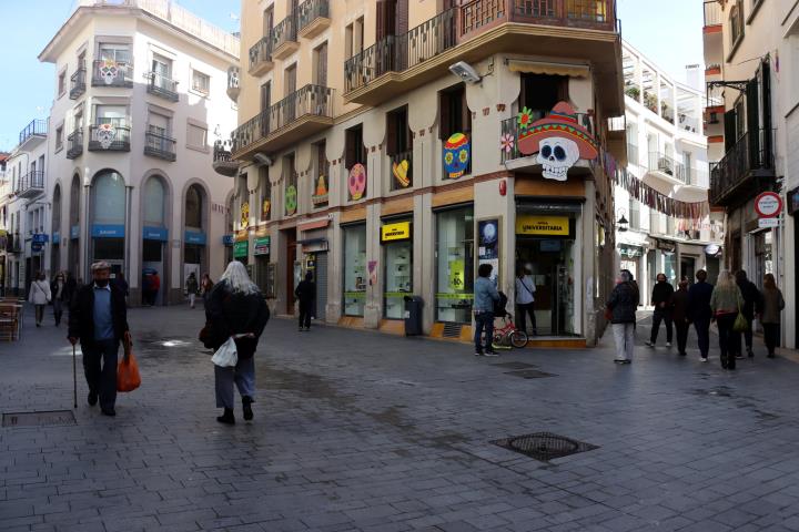 La Plaça del Cap de la Vila de Sitges amb façanes guarnides aquest dissabte 13 de febrer de 2021. ACN