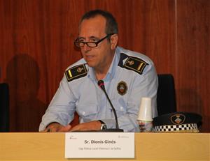 La policia de Vilanova enllesteix el relleu de Dionís Ginés després de 29 anys com a inspector. Ajuntament de Vilanova